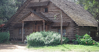 Timau River Lodge Cabin 