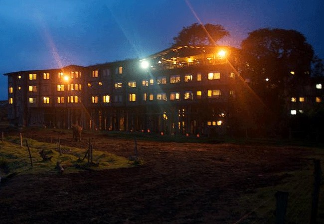 treetops-lodge-aberdare-at-night Treetops Lodge Tree Hotel