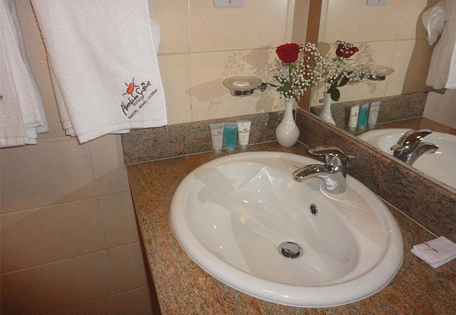 treetops-lodge-aberdare-national-park-wash-sink Treetops Lodge Tree Hotel