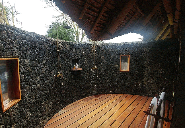 finch-hattons-camp-luxury-tented-family-suite-2-suites-feature-free-standing-tubs-and-showers-and-expansive-decks-with-outdoor-show Hattons Luxury Tented Family Suites